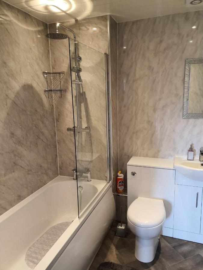 The Bell Apartment. Modern, Stylistic & Luxurious Falkirk Bagian luar foto